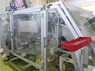 スペイン現地の機械でパッケージを印刷中