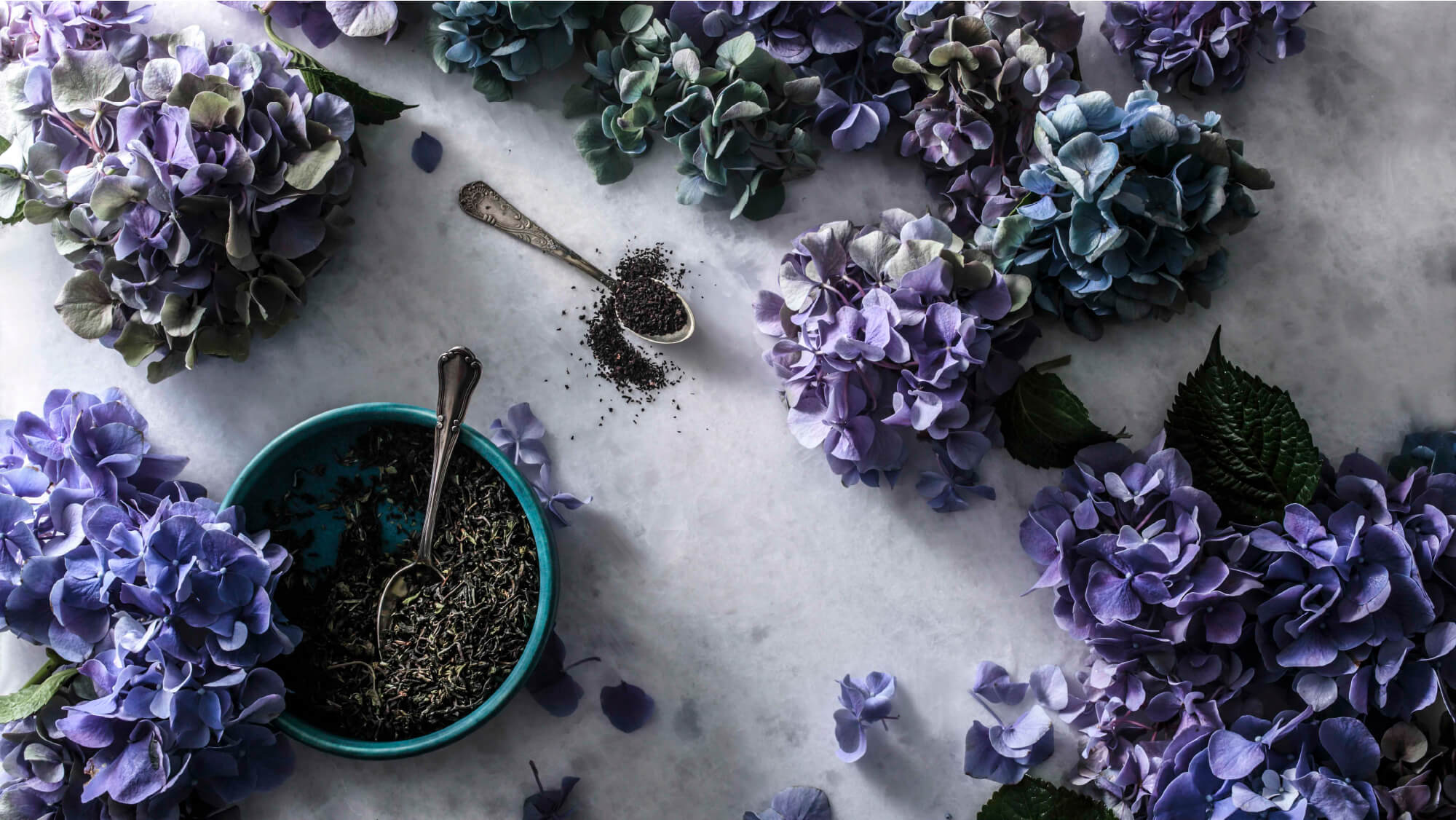紅茶の茶葉と花々