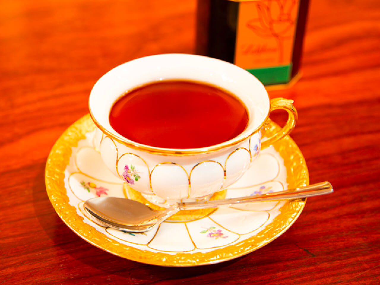 テーブルの上に置かれたカップ一杯の紅茶