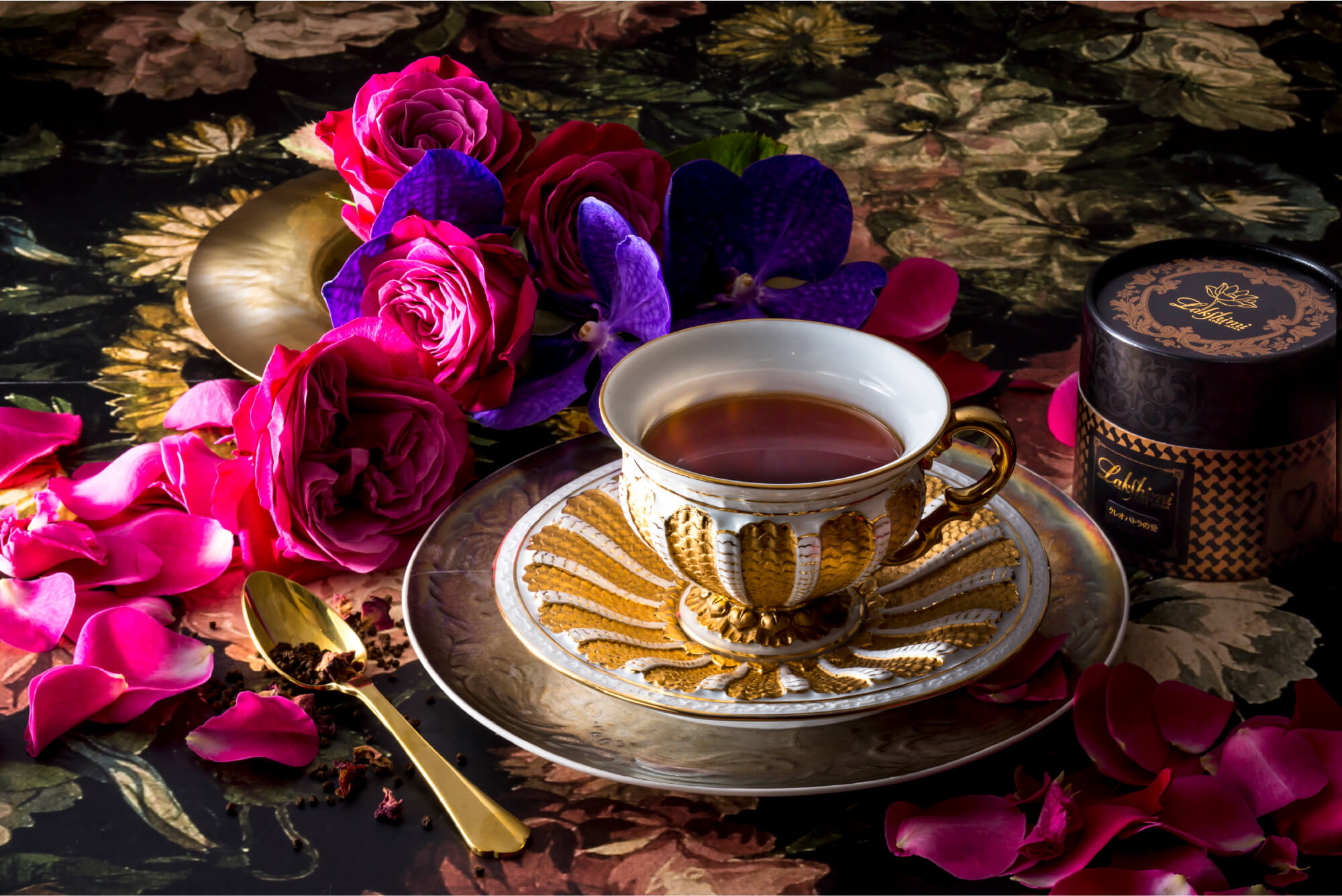 バラとカップ1杯の紅茶